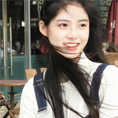 坐推土机的少女